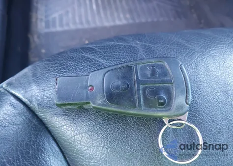 2000 Mercedes-Benz E 320 из США, поврежденный, VIN WDBJF65J9YB118943